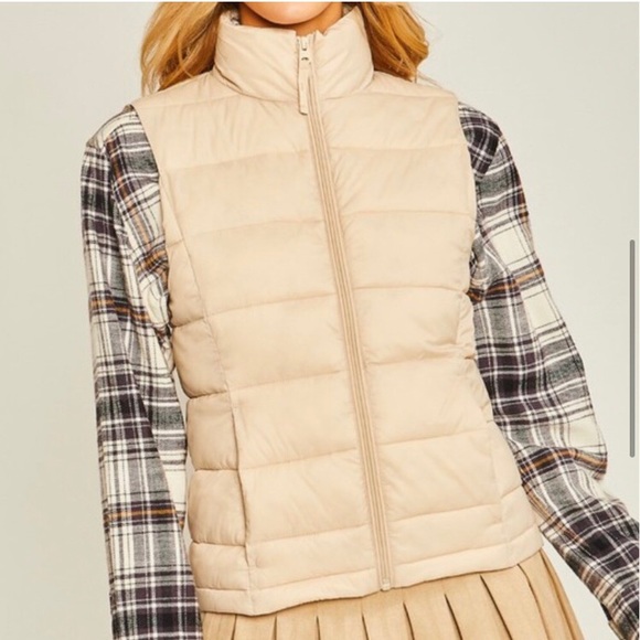 Gorgeous women’s lightweight puffer fall winter vest convertible carrying case - Picture 4 of 6